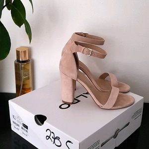 Aldo beige high heels!